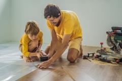 Pour ceux qui rêvent d’un sol à l’aspect bois mais qui souhaitent éviter la pose fastidieuse d’un parquet massif, le stratifié clipsable est une option redoutablement efficace. © galitskaya - Getty images