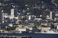 Vue depuis la mer sur la ville de Toulon dans le Var