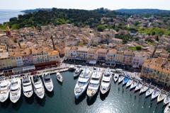 Vue aérienne sur le port de Saint-Tropez et ses yachts