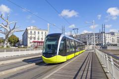Tram jaune traversant les rues de Brest