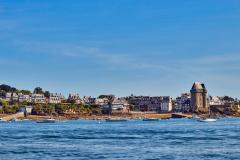 Vue depuis la mer sur la plage St Pere et la Tour Solidor