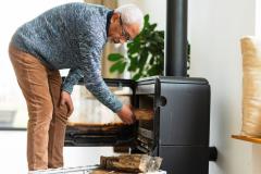 Il est important de tenir compte de plusieurs paramètres pour déterminer la quantité de bois de chauffage nécessaire pour la saison hivernale. © AzmanJaka - Getty images