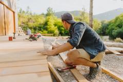 Un homme réalise les travaux de construction de sa terrasse