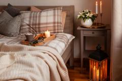 Quelques éléments simples permettent de proposer en Airbnb un logement cosy durant la saison hivernale. © OlgaMiltsova - Getty images