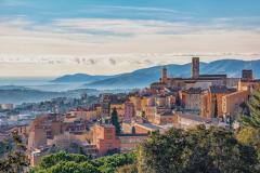 Entre terre et montagne, Grasse offre un cadre de vie idyllique pour les actifs. © StockByM – Getty Images