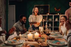 Les équipements associés aux repas renforcent l'atmosphère chaleureuse de la location de vacances. © zamrznutitonovi - Getty images