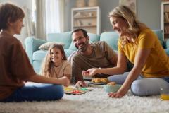 Engager une détox digitale chez soi permet de retrouver des moments de qualité en famille. © skynesher - Getty images