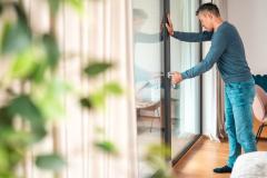 Plusieurs solutions existent pour faire cesser les grincements d'une porte. © AzmanL - Getty images