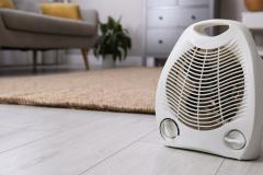 Si le radiateur soufflant permet une montée en chaleur rapide, il arbore également quelques inconvénients. © Liudmila Chernetska - Getty images