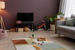 Mettre l'accent sur un mur avec une couleur permet de donner de la profondeur et du volume à la pièce.. © SeventyFour - Getty images