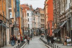 Rue de la Monnaie Scène avec rue pavée historique avec architecture flamande à Lille, France