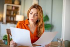 femme compare les devis pour trouver un bon artisan