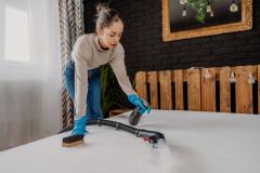 femme entrain de nettoyer son matelas