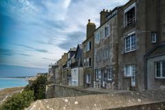 Bâtisses typiques de Granville et mer en arrière plan. 