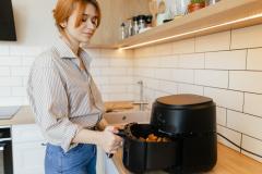 Si l'air fryer est réputé plus économe en énergie, il ne peut pas servir à cuire tous les types d'aliments. © Nazar Rybak - Getty images