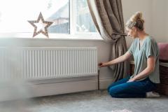 Allumer le chauffage uniquement dans le salon en continu et dans la chambre avant de vous y installer vous permet d'économiser sans sacrifier votre confort. © SolStock - Getty images