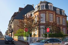Un coin de rue typique dans la ville de Deauville, département du Calvados en Normandie