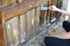 Les trucs et astuces pour bien entretenir une porte en bois