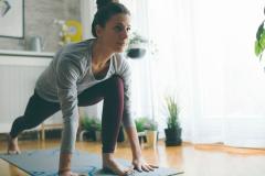 Quelques accessoires et aménagements suffisent pour créer un coin fitness confortable et motivant chez soi. © filmstudio - Getty images