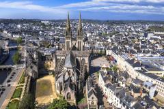 LaVille de Quimper, vue aérienne de la Cathédrale gothique Saint-Corentin 