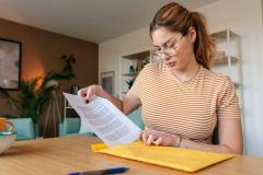 Pour obtenir un passeport ou une carte d'identité, il faut fournir un justificatif de domicile, mais tous les documents ne sont pas admis. © miodrag ignjatovic - Getty images