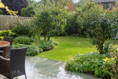 En période fortes pluies, il est important de mettre en place les bons gestes pour préserver sa pelouse. © Alphotographic - Getty images