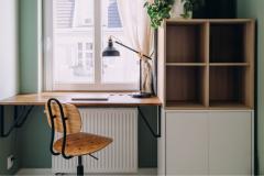 Un radiateur peut être discrètement intégré sous un meuble comme un bureau. © brizmaker - Getty images