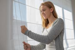 Il est important d'adapter l'heure de fermeture des volets à la saison, mais aussi à l'orientation des fenêtres. © ViktorCap - Getty images