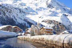 Village enneigé dans les Alpes françaises
