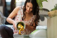 Il est tout à fait possible de mener à bien la mise en place d'un compost en appartement, en évitant quelques erreurs fréquentes. © aldomurillo - Getty images