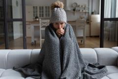 L'astuce du papier bulle sur les fenêtres permet de renforcer leur isolation pour diminuer la sensation de froid. © fizkes - Getty images