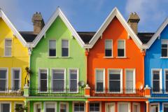 Si vous avez des envies de couleurs sur votre façade, pensez à consulter le PLU ou le service urbanisme de votre commune pour vérifier les règles qui s'appliquent. © Stephen Barnes - Getty images