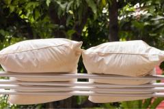 Exposer ses oreillers au soleil contribue à réduire l'accumulation d'humidité et donc à renforcer l'hygiène de votre literie. © PJjaruwan - Getty images