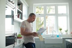 En plus de l’indemnité d’occupation, le propriétaire peut demander des dommages et intérêts en cas de préjudices subis. © sturti – Getty Images