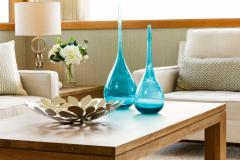 Le verre teinté peut être adopté par petites touches, notamment sur des vases design. © chuckcollier - Getty images