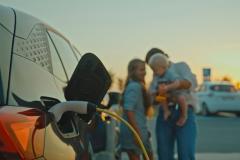 L'usage de la voiture électrique permet de cumuler plusieurs avantages qui engendrent des économies. © SimonSkafar - Getty images