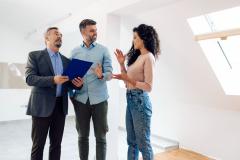 jeune femme fait l'état des lieux de sortie avec attestation de remise des clés de l'appartement où elle a vécu