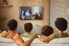 7 idées pour intégrer une TV dans le salon sans ruiner votre déco.