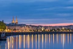 Vue de nuit sur Bordeaux et la Garonne. 