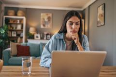 femme-devant-son-ordinateur-cherche-a-savoir-qui-peut-vivre-dans-une-maison-en-indivision