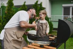 Certains livres sont particulièrement judicieux pour vous accompagner dans vos préparations au barbecue et à la plancha. © AleksandarGeorgiev - Getty images