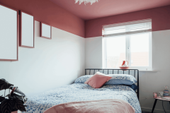 Vous pouvez peindre le plafond pour en faire un élément de décoration à part entière dans une pièce. © SolStock - Getty images