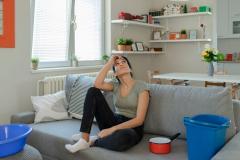 Le délai pour déclarer un sinistre habitation dépend du type de sinistre. © PixelsEffect – Getty Images