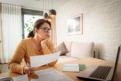 Solder, revoir vos mensualités, faire un RAC… que faire si vous avez trop de crédits ? @ Getty Images - fcafotodigital