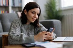 Plusieurs podcasts ont été créés pour informer les femmes et les inciter à se lancer dans l'investissement de toute sorte. © damircudic - Getty images