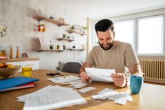 Conseil pour le rachat de crédit : 7 astuces pour faire accepter votre dossier. © Getty Images - urbazon