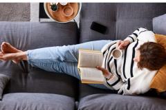 Les livres de d'architectes d'intérieur vous informent et vous accompagnent dans vos projets d'aménagement et de décoration. © eternalcreative - Getty images