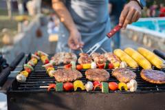 Barbecue à charbon ou plancha : 7 points clés pour se décider