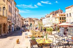 Place avec des cafés et des restaurants dans le Vieux Aix-en-Provence