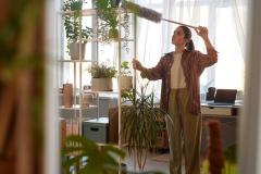 Le printemps est souvent l'occasion de planifier des nettoyages et rangements divers pour bien entamer la saison. © SeventyFour - Getty images